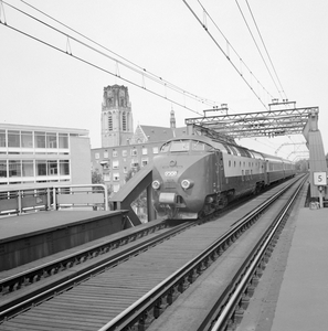 881611 Afbeelding van een diesel-electrisch treinstel DE 4 (serie 1000, RAm, T.E.E.) van de N.S./S.B.B. op het ...
